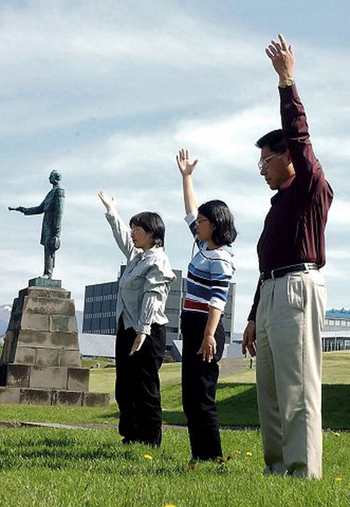 Iðkendur Falun Gong mótmæla á friðsaman hátt fyrir framan Stjórnarráðið í júní 2002.