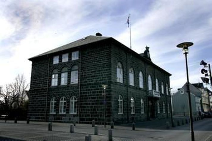 Skýrsla þingmannanefndar sem fjallað hefur um ábyrgð fyrrverandi ráðherra á hruninu verður birt kl. 17 í dag. Þá kemur í ljós hvort nefndin mælir með því að fyrrverandi ráðherrar verði dregnir fyrir landsdóm.