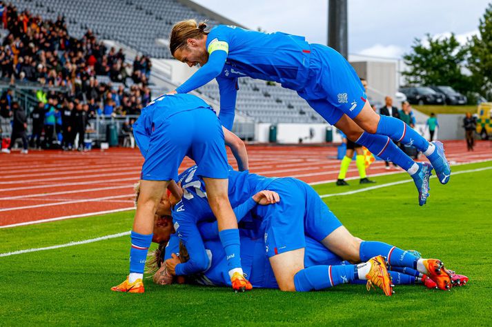 Birkir Bjarnason á flugi í leik með Íslandi gegn Ísrael. Hann flýgur til Ítalíu í dag.