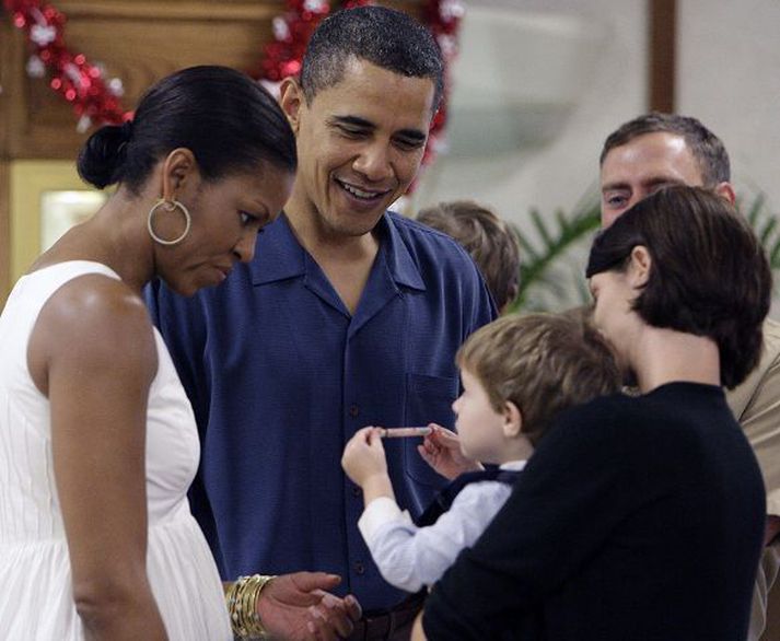 Fær litinn sinn Barack Obama Bandaríkjaforseti og kona Michelle spjalla við Önnu Soffíu og yngri son hennar, Thorarinn Edward, á jóladag. Forsetinn hafði nýlokið við að rétta Thorarni vaxlit sem sá stutti missti í gólfið.  Fréttablaðið/AP