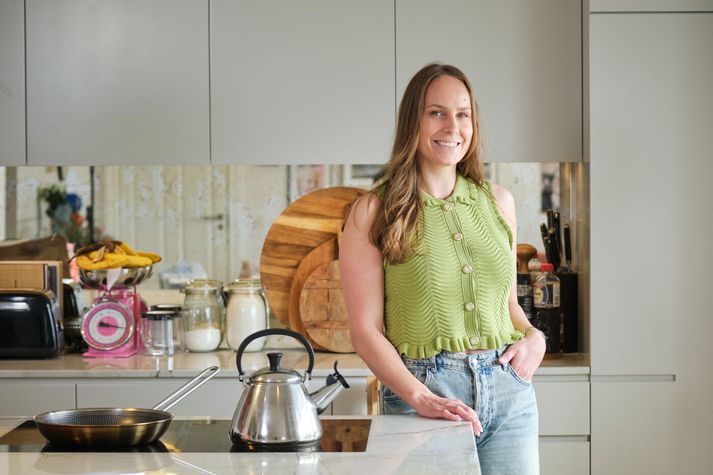 Karitas Harðardóttir viðburðarstjóri Innovation Week og einn eigenda Stikkfrí brúðkaupsþjónustu, segir morgunkaffibollana gera ekkert eðlilea mikið fyrir sig. Enda er hún algjör B-týpa sem elskar að kúra á morgnana. Það breyttist þó þegar dóttirin fæddist. 