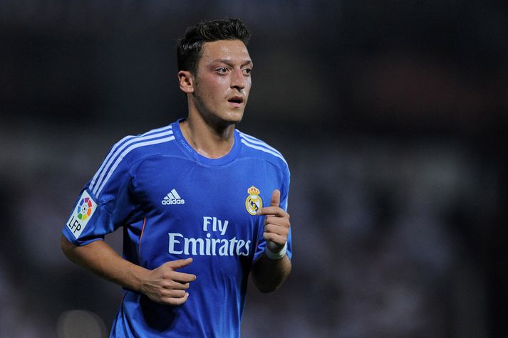 Mesut Özil mun leika með Arsenal á leiktíðinni