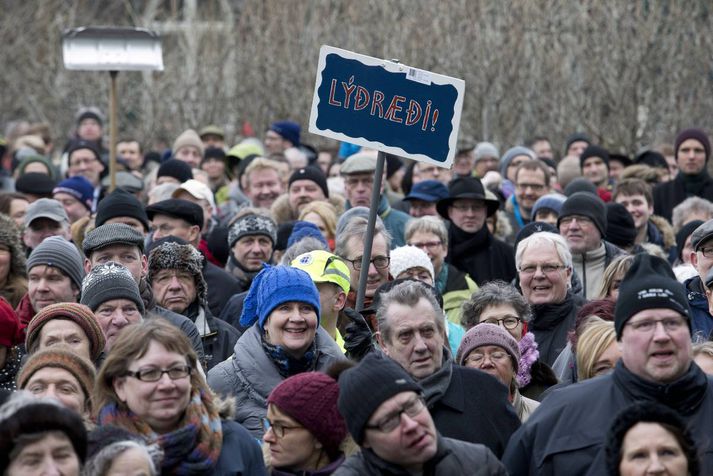 Mörg þúsund manns mótmæltu við Austurvöll í dag.