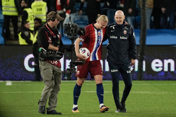 Erling Braut Haaland fékk að eiga boltann eftir þrennuna sína í gær en hér er hann með landsliðsþjálfaranum Stale Solbakken.