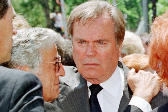 Robert Wagner er sagður hafa beðið klukkustundum saman áður en óskað var eftir hjálp.