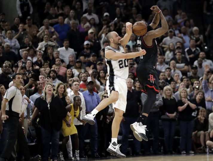 Manu Ginobili ver lokaskot James Harden og tryggir San Antonio Spurs sigurinn.