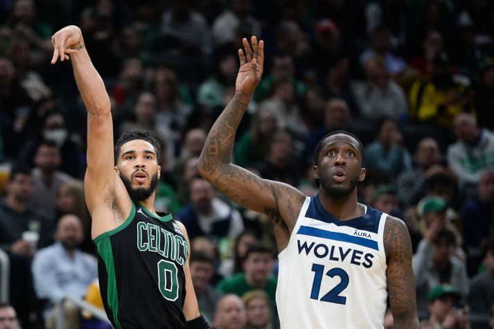 Jayson Tatum og Taurean Prince fylgjast með skoti Tatums í gærkvöld í sigri Boston Celtics á Minnesota Timberwolves.