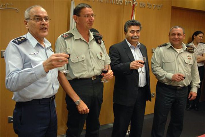 Amir Peretz, varnarmálaráðherra Ísraels, er annar frá hægri, umkringdur hershöfðingjum á góðri stund.