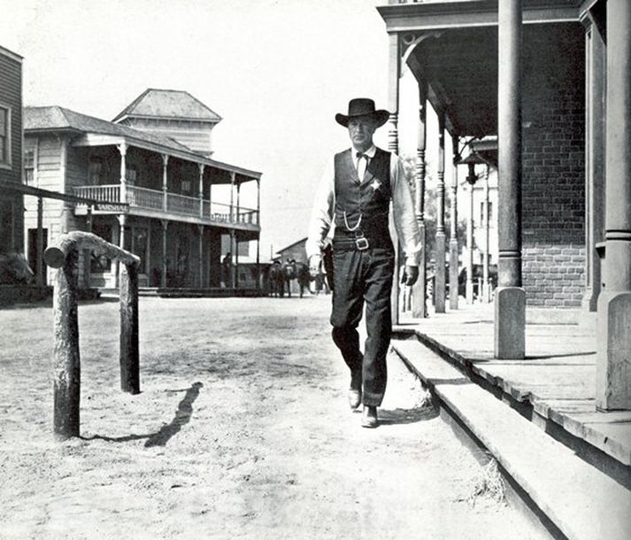 Talið er að í handriti sínu að myndinni High Noon sé Carl Forman í raun að fjalla um ástandið í Hollywood á fimmta áratugnum.