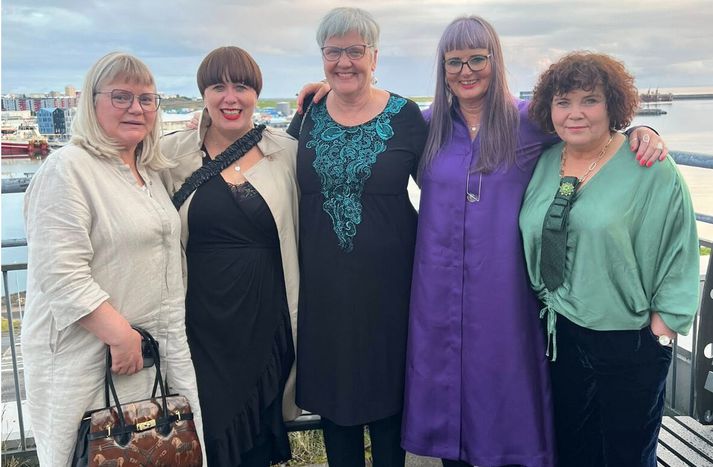 Maður hættir ekki að eignast nýja vini eftir fimmtugt segja Kápurnar; Sveinbjörg Sveinsdóttir, Steinunn Þorsteinsdóttir, Hrefna Róbertsdóttir, Brynhildur Auðbjargardóttir og Hrund Apríl Guðmundsdóttir. Sem svo sannarlega hafa skemmtilega sögu að segja.