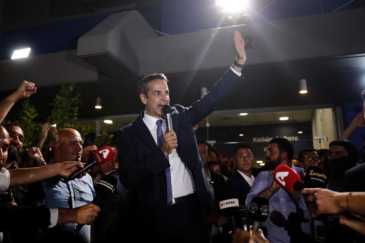 Kyriakos Mitsotakis, formaður Nýs lýðræðis, ávarpar stuðningsmenn sína þegar ljóst var að sigurinn væri í höfn.