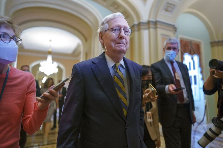 Mitch McConnell, leiðtogi repúblikana í öldungadeild Bandaríkjaþings, er ánægður með sig þessa dagana. Hann bindur nú þannig um hnútana að demókratar þurfi einir að hækka skuldaþak ríkissjóðs. Það á að verða vopn í höndum frambjóðenda repúblikana í þingkosningum næsta árs.