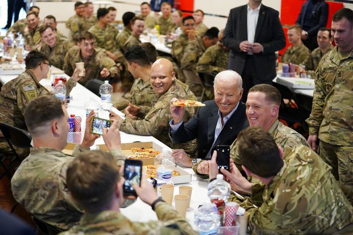 Joe Biden átti góða stund með bandarískum hermönnum í Jasionka í Póllandi í dag sem nýlega voru sendir til landsins til að efla herstyrk NATO í austur Evrópu.