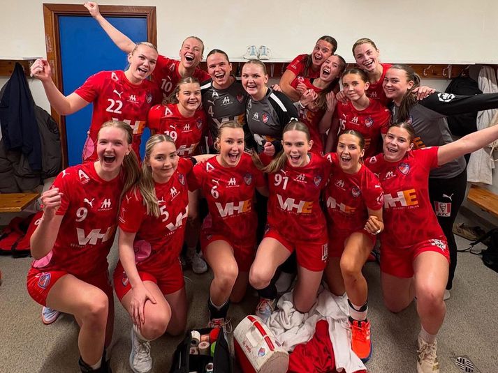 Haukastelpur fögnuðu vel í klefanum eftir leik í kvöld.