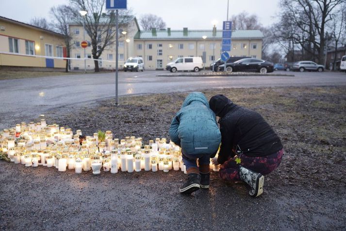 Tólf ára drengur var skotinn til bana og tvær tólf ára stúlkur særðust alvarlega.