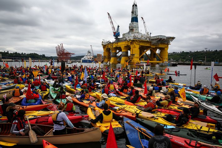 Mótmælendur réru á kajökum og kanúum í átt að borpallinum í höfninni í Seattle um helgina.