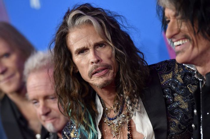Steven Tyler einbeitir sér að bata og skráði sig sjálfur í meðferð.