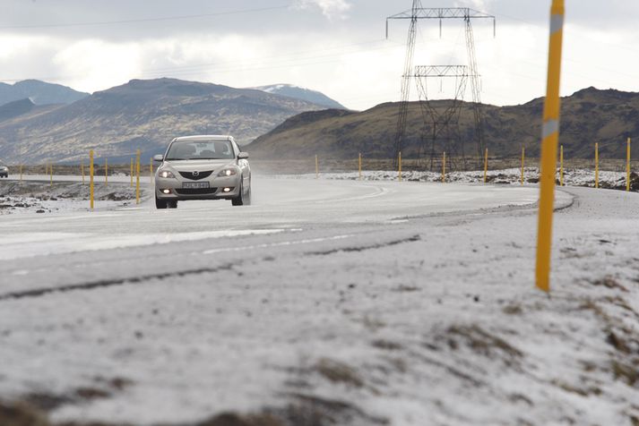 Horfur um landið næsta sólarhringinn er suðlæg átt 10-18 metrar á sekúndu og skúrir eða él. 