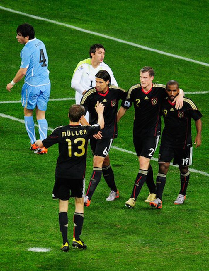 Þjóðverjar fagna sigurmarkinu frá Khedira.