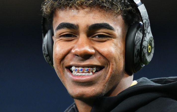 Lamine Yamal stoltur með teinana sína Barcelona fyrir leik á móti Real Madrid á síðasta tímabili.