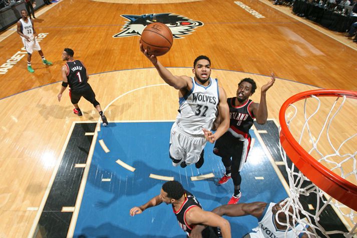 Karl-Anthony Towns keyrir upp að körfu Portland.