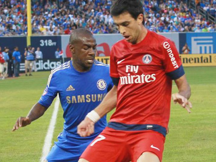 Javier Pastore og Gael Kakuta í baráttunni.