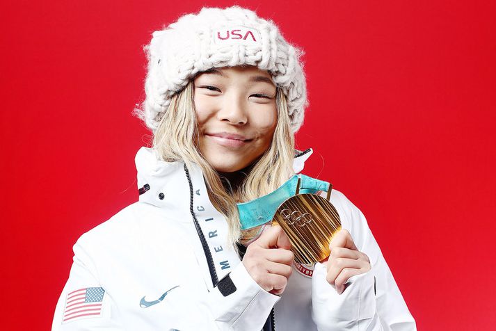 Chloe Kim með Ólympíugullið sitt.