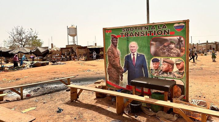 Mynd af Ibrahim Traoré, leiðtoga herforingjastjórnar Búrkína Fasó, og Vladimír Pútín, forseta Rússlands, á götum Ouagadougou, höfuðborgar landsins. Traoré og aðrir leiðtogar svæðisins eru sagðir með kaupþynnku eftir að hafa keypt sér þjónustu málaliðahópsins Wagner og síðan Afríkudeildin.