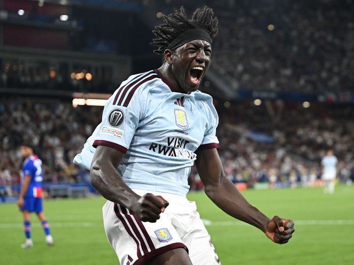 Brian Madjo fagnar marki sínu fyrir Aston VIlla gegn Paris Saint-Germain í Ofurbikar Evrópu í gær.