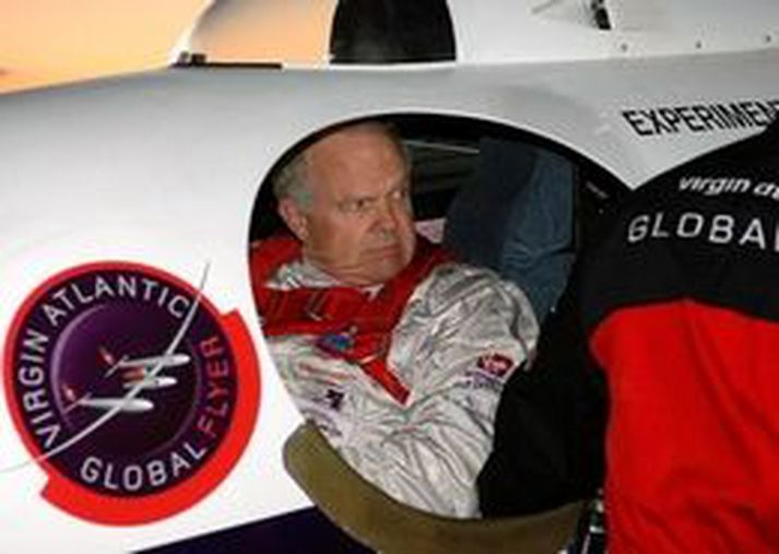 Steve Fossett varð heimsfrægur þegar hann varð fyrstur manna til að fara hringinn í kringum jörðina í loftbelg árið 2002.