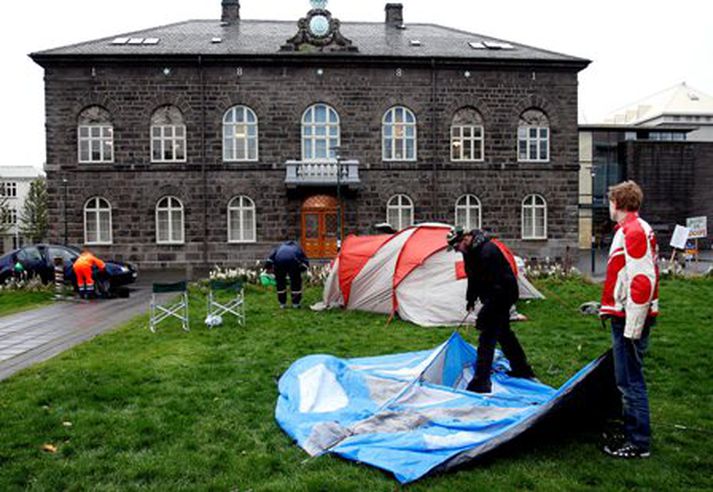 Mótmælendur reistu tjaldborg fyrir utan Alþingi í byrjun mánaðarins. Nú verður gist fyrir utan stjórnarráðshúsið.