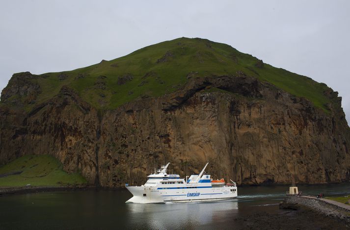 Herjólfur í þann mund að koma í höfn í Heimaey.