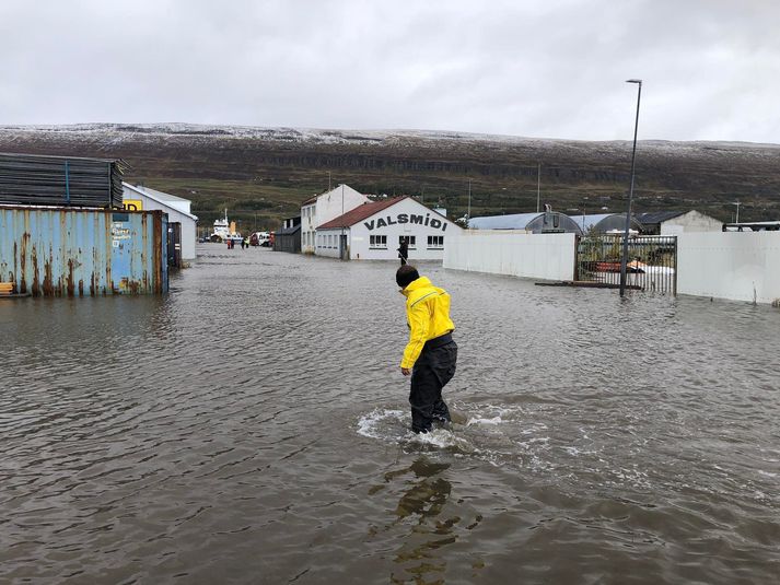 Mikill sjór gekk á land á Akureyri í ofsaveðri í fyrra.