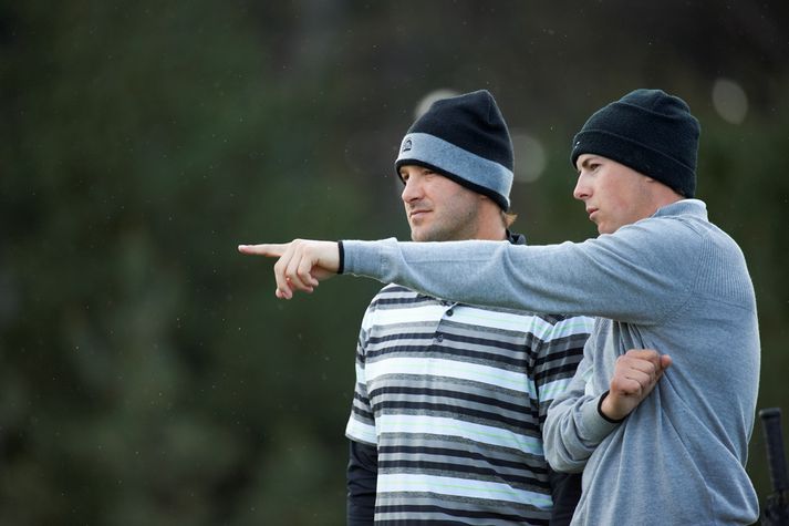 Spieth segir hér Romo til á golfvellinum.