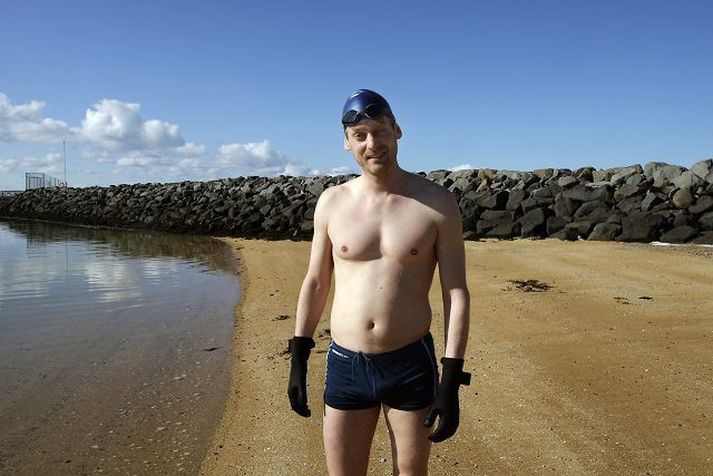 Einar Skúlason, oddviti Framsóknarflokksins í komandi borgarstjórnarkosningum, er vígalegur í sjósundgallanum.