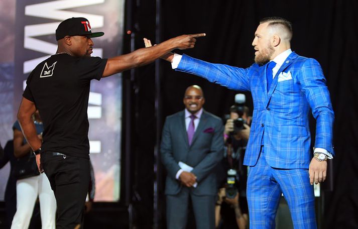 Mayweather og McGregor á sviðinu í Toronto í gær.