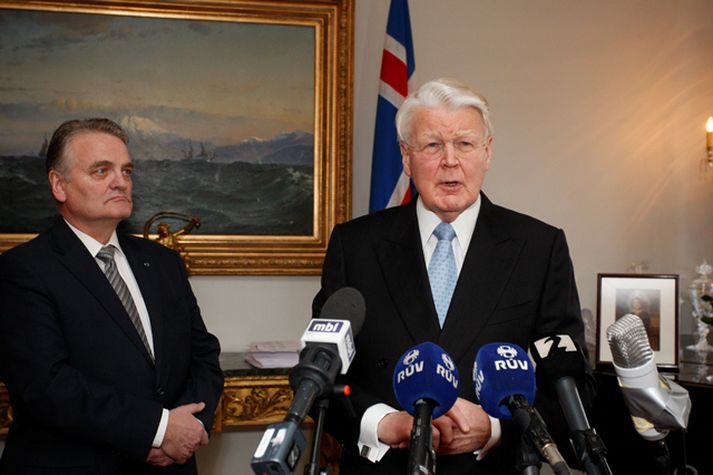 Ólafur Ragnar Grímsson tók á móti undirskriftum frá á fjórða tug þúsunda manna í dag.