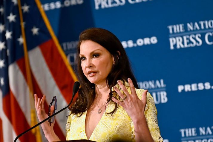 Leikkonan Ashley Judd hefur lagt áherslu á mikilvægi vandaðrar umfjöllunar í fjölmiðlum þegar sjálfsvíg eru annars vegar.