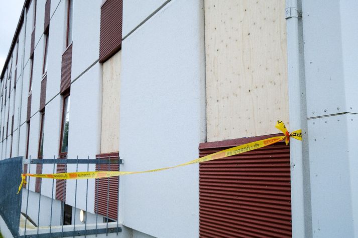 Plötur hafa verið settar í stað rúða í gluggum sem brotnuðu.