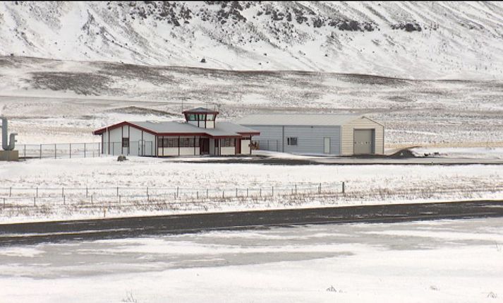 Þingeyrarflugvöllur. Hann er lokaður vegna skemmda í slitlagi.
