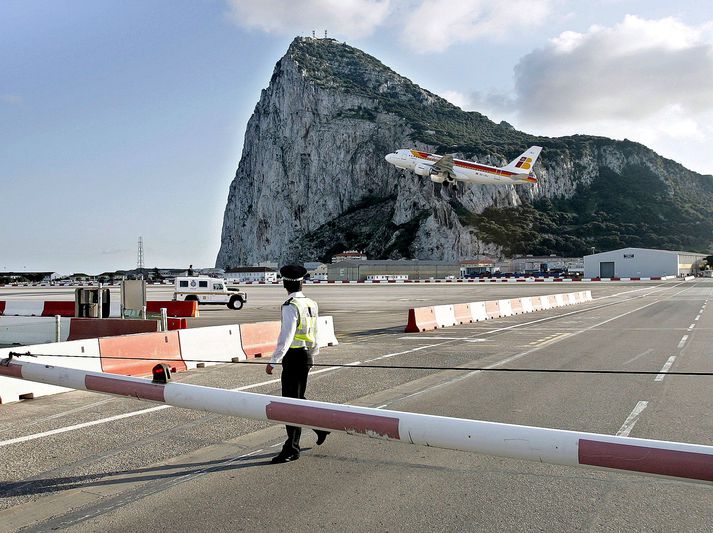 Öryggisvörður lokar aðalgötunni í Gíbraltar en flugbrautin liggur þvert á hana.
