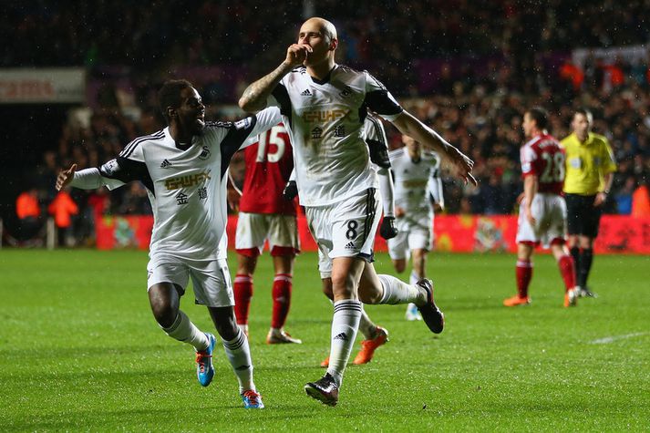 Jonjo Shelvey fagnar marki sínu í kvöld.