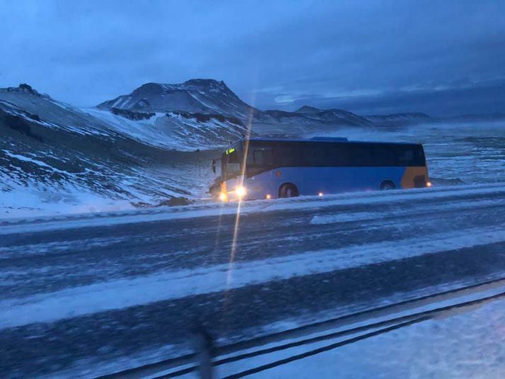 Strætisvagn sem ekið var á leið 51, á milli Reykjavíkur og Hafnar, fauk af veginum í Draugahlíðarbrekku ofan við Litlu Kaffistofuna í kvöld.