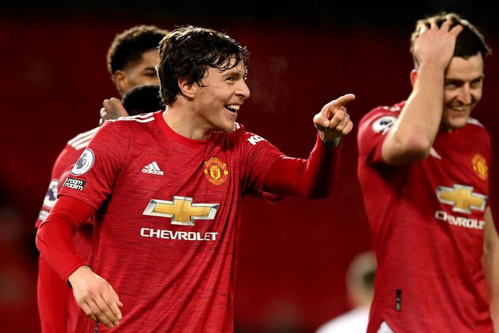 Manchester United maðurinn Victor Lindelof fagnar sínu marki á Old Trafford í gær en þá var staðan orðin 4-0.