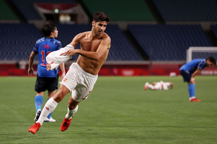 Marco Asensio reif sig úr að ofan eftir að hafa skorað sigurmark Spánar gegn Japan.