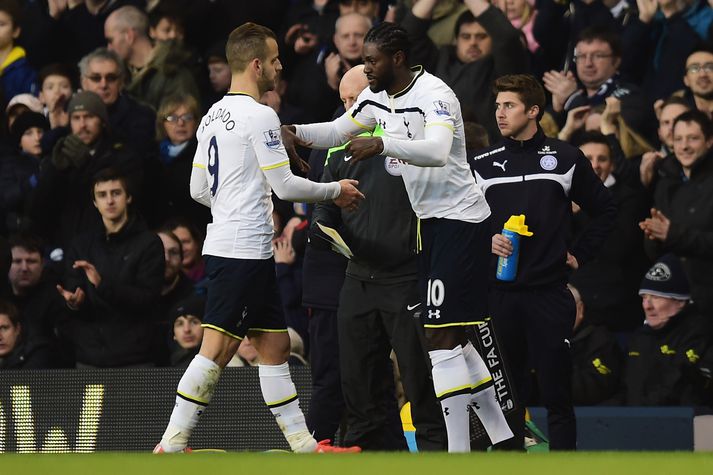 Adebayor kemur hér inn á í einum af síðustu leikjum sínum fyrir Tottenham í janúar.