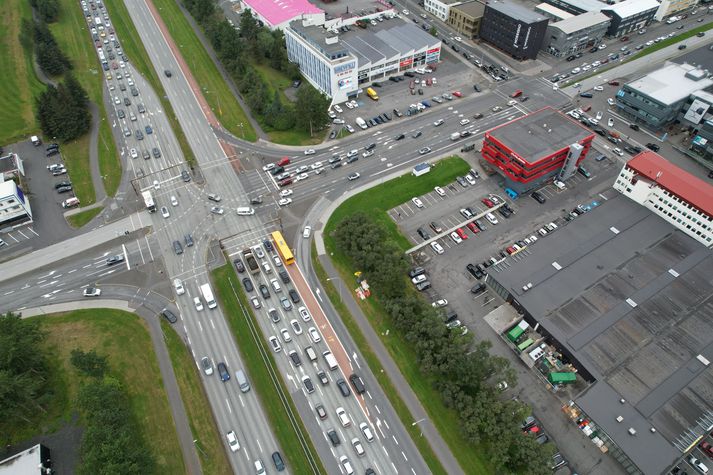 Gatnamót Grensásvegar og Miklubrautar eru með þeim fjölförnustu á landinu. 