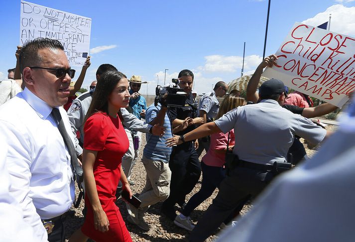 Alexandria Ocasio-Cortez var ein þeirra þingmanna sem heimsóttu landamærastöð í Clint í Texas í gær.