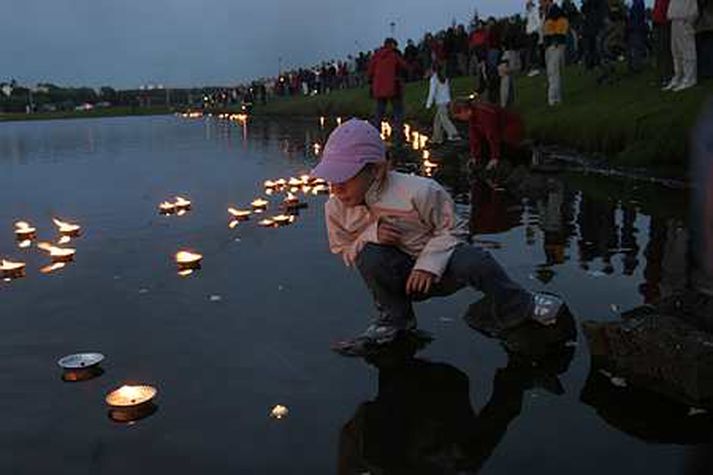 Kertum verður fleytt á Tjörninni í 23. sinn í kvöld til að minnast fórnarlamba kjarnorkuárásanna 1945.