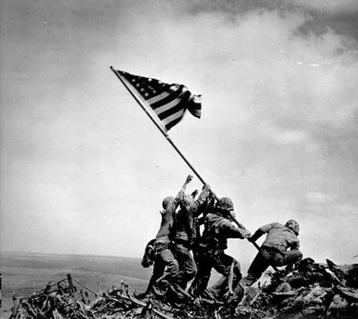 Ein frægasta ljósmynd styrjaldarinnar var tekin þegar bandarískir landgönguliðar reistu fánann á Iwo Jima.